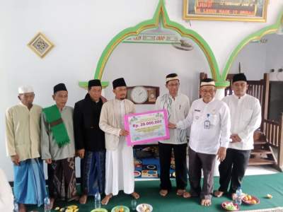 Camat Solear Berikan Bantuan Ke DKM Jami&#039;i Al Mubarokah Desa Cikareo Saat Jumling