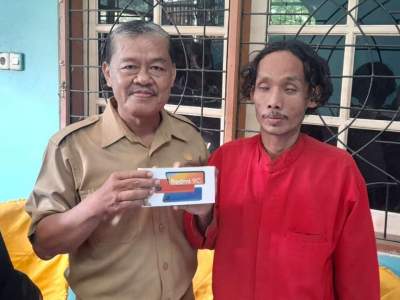 Dinas Sosial Berikan Bantuan 27 Smartphone Android Kepada Penyandang Disabilitas Netra