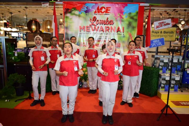 Paduan suara karyawan ACE Hardware Qbig BSD.