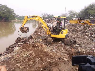 DLHK Kerahkan 30 Truk Untuk Angkut Sampah Timbunan di Teluknaga