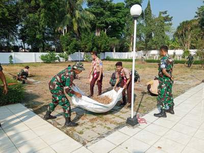 Sambut HUT Ke-78 TNI, Kodim 0601/Pandeglang Bersihkan TMP Cihaseum