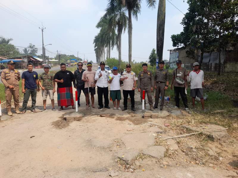 Warga adiyasa Pasang Portal, Supir Truk Dilarang Keras Parkir Dibahu Jalan