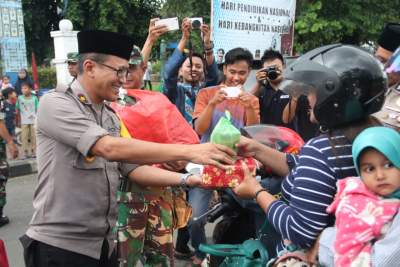 Polres Lebak Bersama Kodim 06/03 Bagikan Takjil ke Pengendara dan Tukang Becak