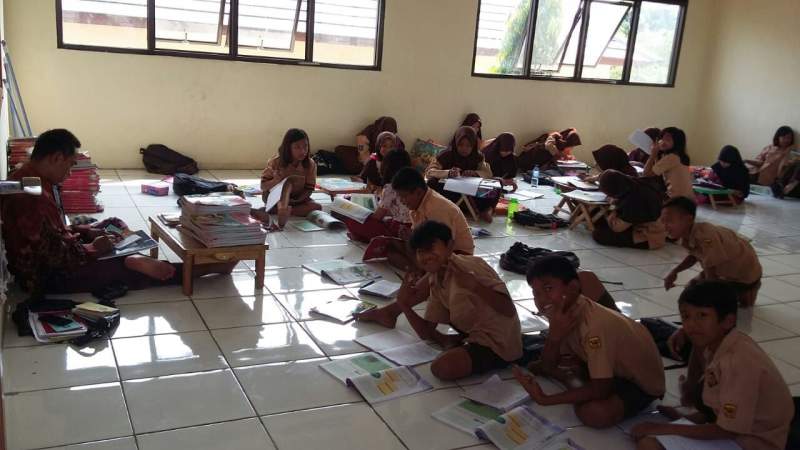 Murid SDN Blimbing II, Kosambi belajar di lantai.