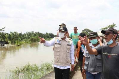 Wabup Tangerang Bantu Evakuasi Warga dengan Perahu Karet