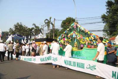 Ribuan Jemaah Ikuti Arak-Arakan Perahu dan Gunungan Muludan Al Ittihad Kota Tangerang