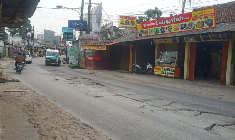 Meski Sepi Kendaraan Truck Tanah, Pengendara Lain Tetap Waspada