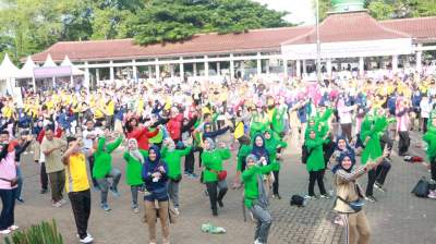 Peringati HUT YKB ke-39, Anggota Polisi dan Masyarakat Ikuti Kegiatan Olahraga Bersama