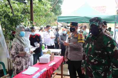 Foto : Kapolda Banten Apresiasi Petugas TPS dan Warga Kota Cilegon atas Penerapan Prokes di TPS