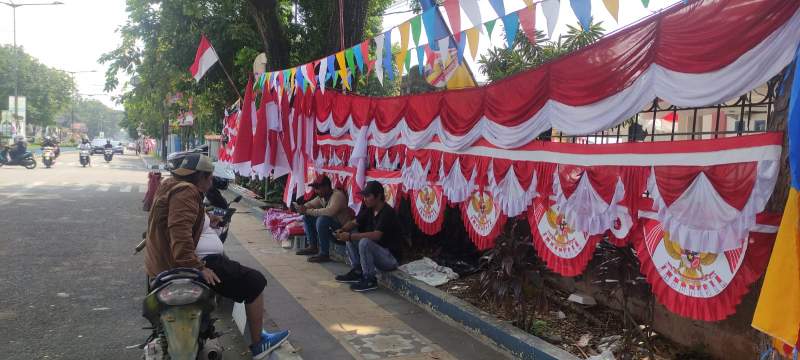 Jelang HUT Kemerdekaan RI, Pedagang Bendera Merah Putih Padatai Kota Rangkasbitung