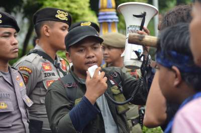 Bolos Berjamaah, Mahasiswa Hadiahi DPRD Tangerang Keranda Mayat