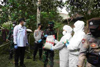 Bupati Tangerang, Dandim 0510/Tigaraksa Bagikan Sembako dan Obat Bagi Warga Cikupa