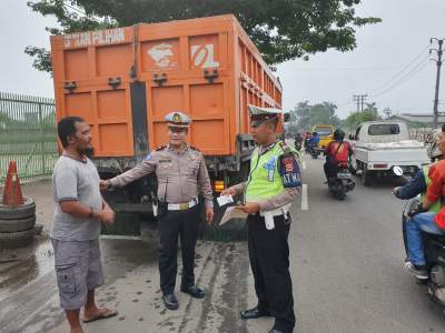 Satlantas Polresta Tangerang Tilang Kendaraan Parkir di Bahu Jalan