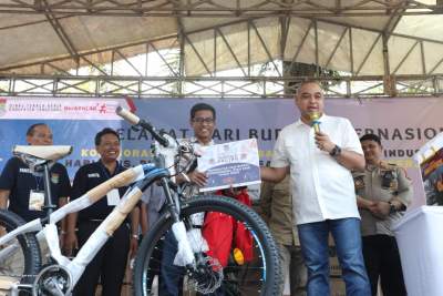 Bupati Zaki Bagikan Doorprize di Puncak Perayaan Hari Buruh