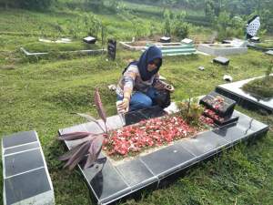 Sambut Ramadhan, Peziarah Datangi Makam Keluarga dan Kerabat