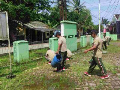 Jaga kebersihan Lingkungan, Anggota Koramil 0111/Pagelaran Laksanakan Kegiatan Jum&#039;at Bersih