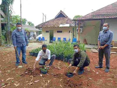 Foto : Satuan Intelkam Polresta Tangerang Gandeng Kepala Desa Untuk Menanam Pohon