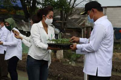 Foto : Wakil Bupati H Mad Romli Bersama Ketua Umum Dewan Pengurus Nasional Perempuan Tani Himpunan Kerukunan Tani Indonesia Dian Novita Susanto Jadi Pusat Gerakan Tanaman Hortikultura di Kabupaten Tangerang