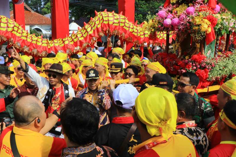 Meriah! Puluhan Ribu Wisatawan Padati Prosesi 12 Tahunan Gotong Toapekong di Kota Tangerang