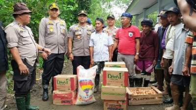 Foto : Kabid Humas Polda Banten, Kombes Pol. Edy Sumardi P S.I.K. M.H, bersama Kapolres Lebak, Meninjau Korban Bencana Banjir Di Desa Mayak, Kecamatan Curugbitung.