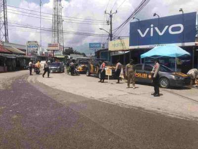 Foto : Personel Kepolisian Polda Banten Sedang Melaksanakan Pendisiplinan Penerapan Protokol Kesehatan 