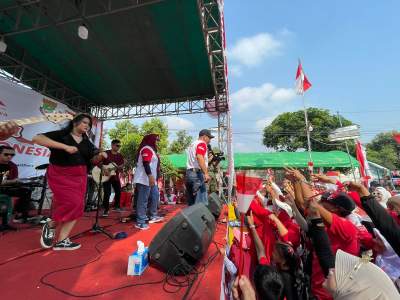 Artis Ibu Kota Meriahkan HUT RI Di RW 11, Perumahan Taman Kirana Surya Solear.