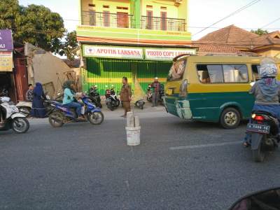 Mobil Warga Asal Tigaraksa Tertimpa Pohon