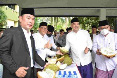 Bupati Zaki dan Wabup Ngariung Bareng Ribuan Santri Makan Duren