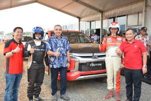 Zaki Rasakan Sensasi Test Drive Mobil Dobel Cabin Semi Offroad