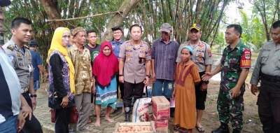 Camat Tigaraksa, Hj.Rahyuni, bersama Kapolsek Tigaraksa, mengunjungi lokasi banjir dan menyerahkan bantuan.