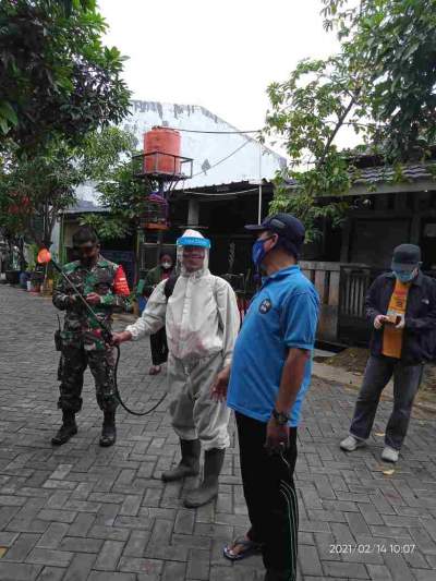 Tim Kelurahan Tigaraksa Lakukan Penyemprotan Cairan Disinfektan di Wilayah RW 06 Tigaraksa