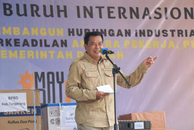 Sekda Buka Puncak Peringatan Mayday, Tebar Ikan dan Bakti Sosial Bersama Buruh