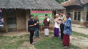 Bripka Rahmat Bersama Komuitas Motor Bantu Berikan Bahan Bangunan