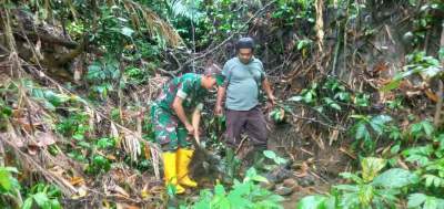 Bantu Ketersediaan Air Bersih Bagi Masyarakat, Koramil 0109/Munjul Cek Lokasi Sumber Air