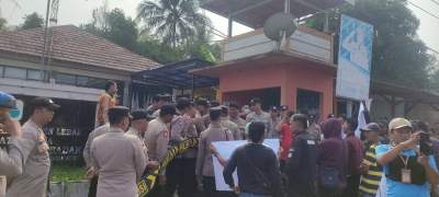 Puluhan Warga Geruduk Kantor Desa Curug Badak, Ada Apa?