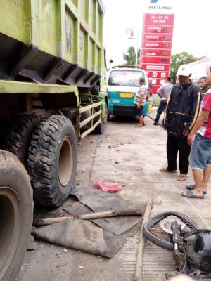 Truk Tanah di Solear Seruduk 5 Motor dan 1 Angkot