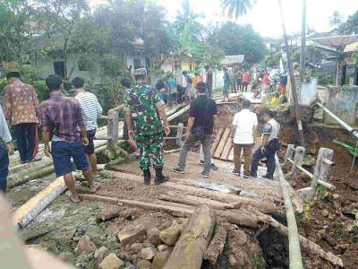 Bersama Anggota, Danramil 0112/Jiput Gotong Royong Bangun Jembatan Darurat