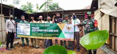 Foto : Wakil Ketua Baznas Kabupaten Tangerang Abdul Haris H Syarif Mansyur Bedah Rumah Milik Nenek Taswi Warga Desa Pasir Barat Jambe