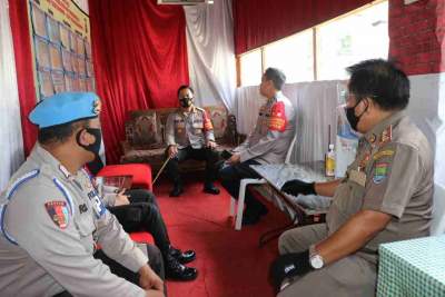 Foto : Kapolresta Tangerang Kombes Pol Ade Ary Syam Indardi Cek Pos Pengamanan di Gereja Santo Gregorius Agung Pasar Kemis