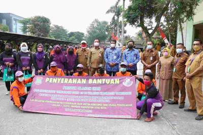 Sekda Kab. Tangerang Bagikan Ikan Segar Untuk 250 orang Penyapu Jalan