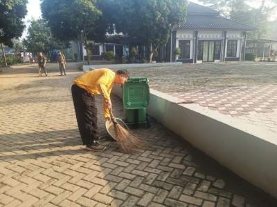 Giat Tenaga Kebersihan Kecamatan Cisoka Ciptakan Lingkungan Bersih Dan Nyaman