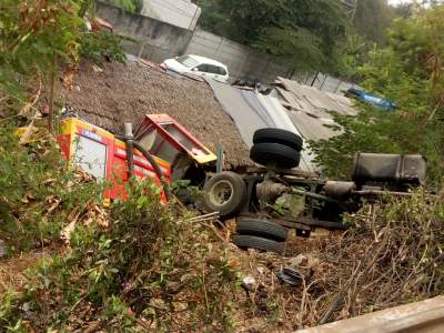 Mobil Damkar Terguling, Tak Ada Korban Jiwa