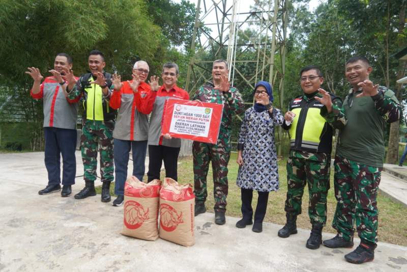 Danrem 064/MY Dampingi Pangdam III/Siliwangi Terima Penyerahan 1000 Sak Semen dari Cemindo Gemilang