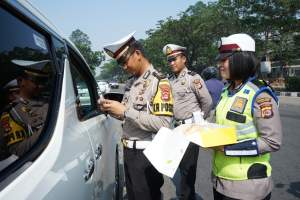 Patuhi Aturan, Pengendara di Kabupaten Tangerang Diganjar Bingkisan