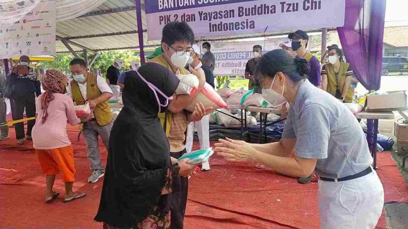 Warga Pakuhaji dan Kosambi Dapat Giliran Paket Sembako Dari PIK 2 dan Buddha Tzu Chi