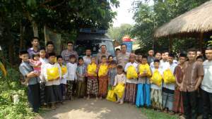 Polres Lebak Bagikan Sembako Kepada Anak Yatim dan Lansia