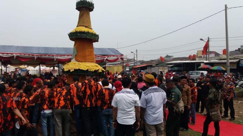 Tumpeng Raksasa Meriahkan HUT Kecamatan Tigaraksa