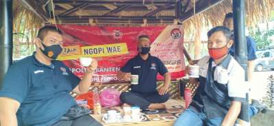 Foto : &quot;Warung Jum&#039;at&quot; Bersama komunitas PIC Bidhumas Polda Banten Sambil Ngopi wae Berikan Himbauan ke Masyarakat