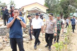 Bupati Zaki Tinjau Lokasi Tsunami Pantai Carita