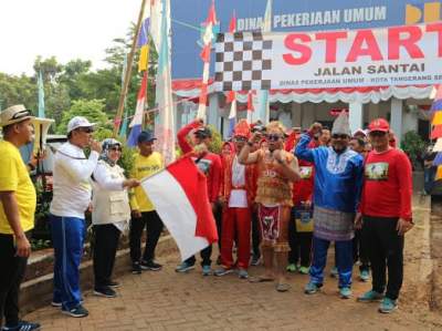 Jalan santai DInas Pekerjaan Umum Tangsel dalam memeriahkan HUT RI ke-73.